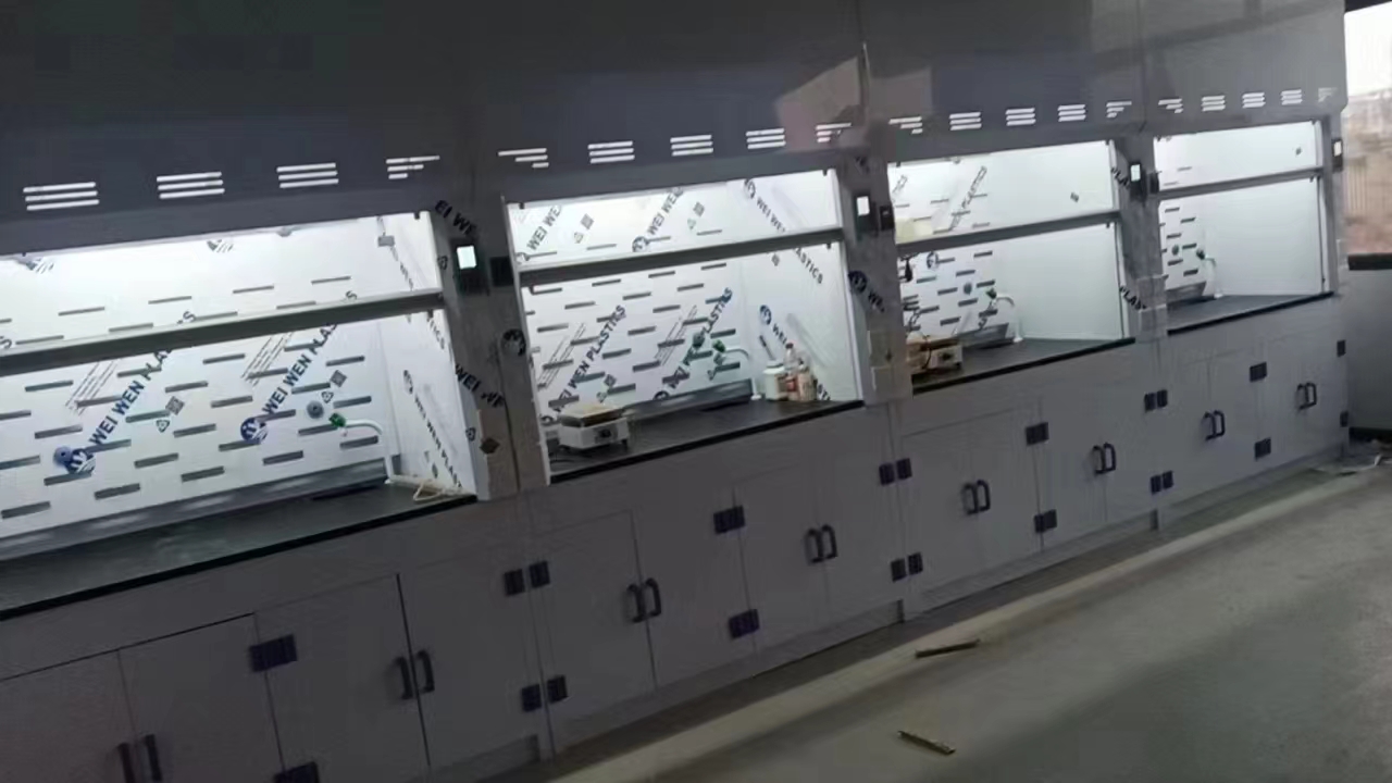 PP实验室家具安装进行中